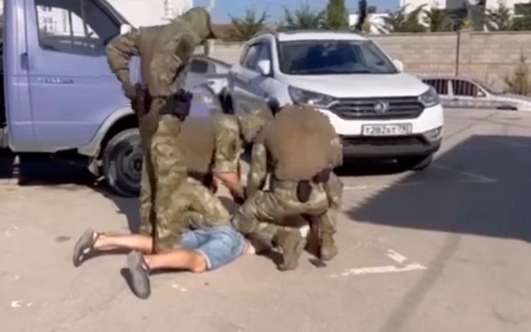 В Криму окупанти затримали чоловіка за українську пісню (відео) В Криму окупанти затримали чоловіка за українську пісню (відео)