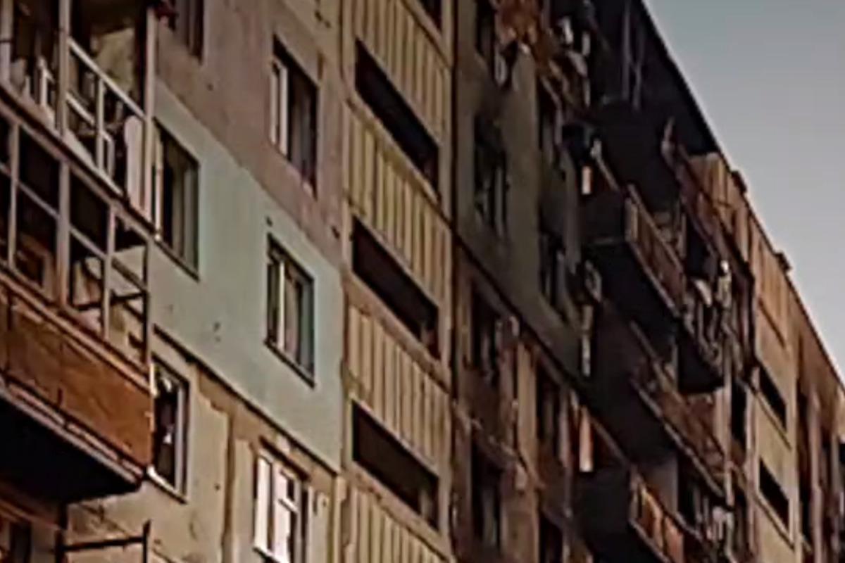 У Маріуполі окупанти у спаленому житлі, в якому немає вікон, встановлюють нові батареї, повідомив Петро Андрющенко / скріншот