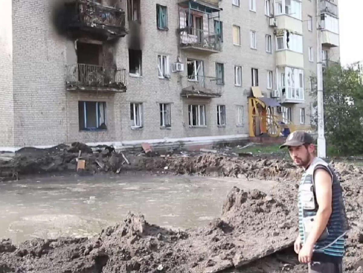 После ракетного удара в центре Славянска образовалось озеро / скриншот После ракетного удара в центре Славянска образовалось озеро / скриншот