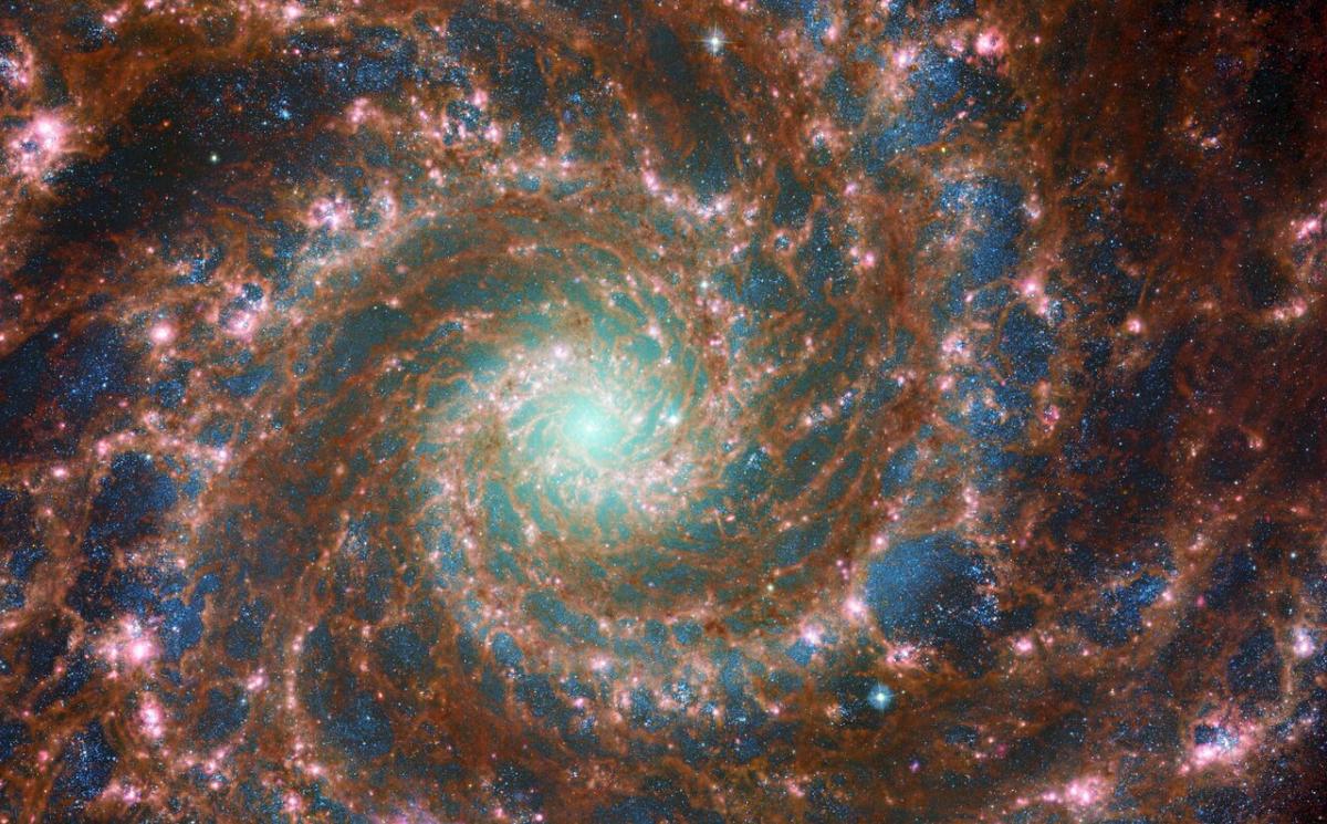 Снимок галактики с помощью двух телескопов / фото ESA/Webb, NASA & CSA, J. Lee and the PHANGS-JWST Team; ESA/Hubble & NASA, R. Chandar Снимок галактики с помощью двух телескопов / фото ESA/Webb, NASA & CSA, J. Lee and the PHANGS-JWST Team; ESA/Hubble & NASA, R. Chandar