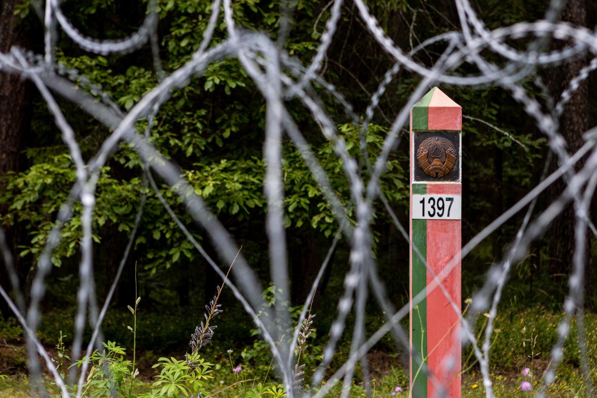 Беларуские пограничники продырявили забор на границе с Литвой и переправили мигрантов / фото МВД Литвы