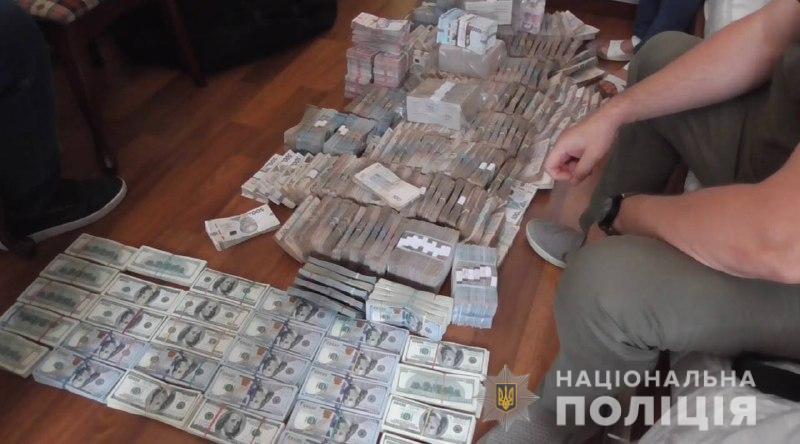 Полицейские провели санкционированные обыски у мошенников / фото НПУ Полицейские провели санкционированные обыски у мошенников / фото НПУ