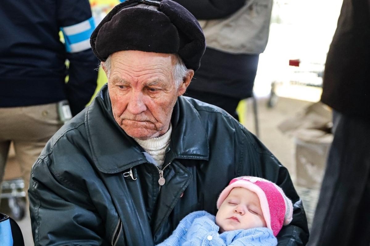 Убаюкивал внучку и прославился - история украинского дедушки из вирусного  видео получила хеппи-энд - видео — УНИАН