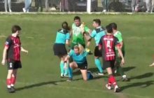 Кричуща підлість: футболіст вдарив по голові жінку-арбітра, боягузливо підбігши ззаду (відео)