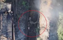 Російський окупант влаштував "танці", коли в окоп прилетів снаряд від ЗСУ (відео)
