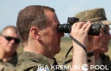 "Дивиться в майбутнє Росії": Медведєв повеселив мережу курйозним фото з біноклем