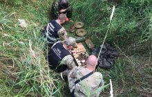 Біля кордону з Білоруссю прикордонники знайшли схрон росіян зі зброєю і одягом (фото)