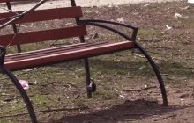 У Маріуполі окупанти прикріпили гранату до лавки на дитячому майданчику (фото)
