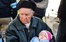 Колисав онуку й прославився: історія українського дідуся з вірусного відео отримала хепі-енд