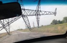 На Херсонщине "устала" высоковольтная линия и "легла" поперек дороги