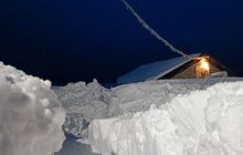 "Вернадский" завалило снегом: полярники выходят на улицу прямо со второго этажа (фото, видео)