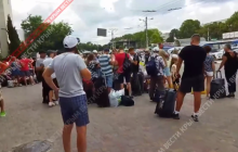 Бегут от взрывов: на вокзале Симферополя россияне образовали большие очереди (видео)