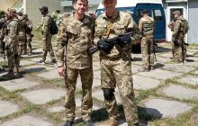 "Лучшая форма украинца - камуфляж": тренер клуба УПЛ стал воином ВСУ в 58 лет