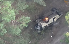 Миколаївські десантники за допомогою міни знищили автомобіль з окупантами (відео)