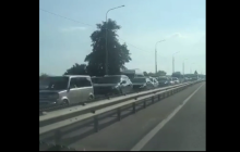 Росіяни тікають із Севастополя: кілометрові затори у Криму показали на відео