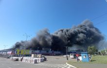 В оккупированном Донецке пылает украденный "Эпицентр" (фото, видео)