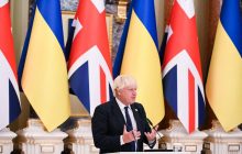 Джонсон про Росію: не можна проводити переговори з ведмедем, який їсть вашу ногу