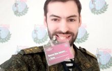 Окупант проголосив антиукраїнську промову з нібито черепом захисника "Азовсталі" в руці (відео)