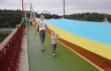 У Києві розгорнули над Дніпром 400-метровий прапор для єдності берегів (фоторепортаж, відео)