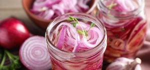 Готую мариновану цибулю тільки так: виходить хрустка і дуже смачна