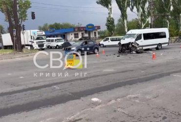Жахливе зіткнення: у Кривому Розі не розминулися маршрутка та фура (фото)