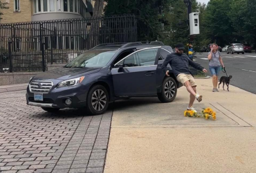 У Вашингтоні співробітник посольства РФ розтоптав соняшники, які принесли діти (фото)