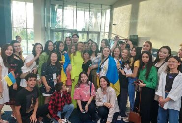 Отбирали флаги и требовали стереть символику: на благотворительном концерте в Казахстане произошла стычка (видео)