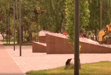 Так виглядає страх: у Маріуполі окупанти знищили меморіал захисникам України (відео)