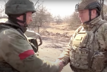 Российский генерал наградил своего сына за провал в войне против Украины (видео)