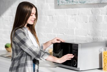 Експерти назвали 5 продуктів, які ніколи не можна гріти в мікрохвильовці