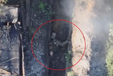 Российский оккупант устроил танцы, когда в окоп прилетел снаряд от ВСУ (видео)