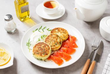 Рецепт соленых сырников: полезный и сытный завтрак