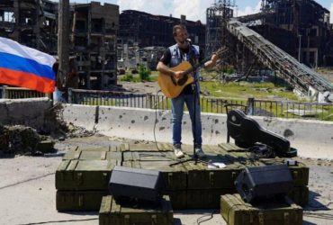 Нытье одного гитариста: оккупанты устроили рок-концерт на Азовстали (фото)