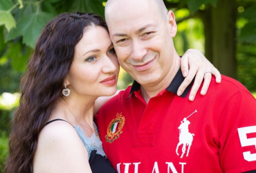 Дмитро Гордон похвалився романтичним фото з дружиною-красунею