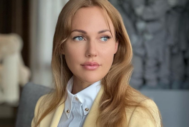 Актриса Мерьем Узерли поделилась соблазнительными фото в купальнике