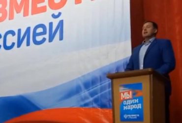 В Мелитополе устроили показуху насчет референдума: главный коллаборант подписал бумажку