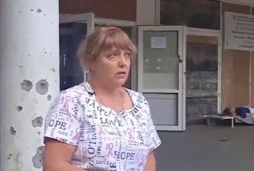 В окупованому Маріуполі хворі лежать надворі біля входу до лікарні (фото)