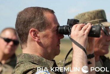 Дивиться в майбутнє Росії: Медведєв повеселив мережу курйозним фото з біноклем