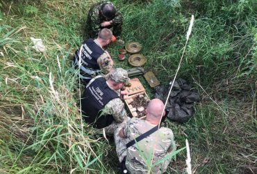 Near the border with Belarus, border guards found a hiding place of Russians with weapons and clothes (photo)