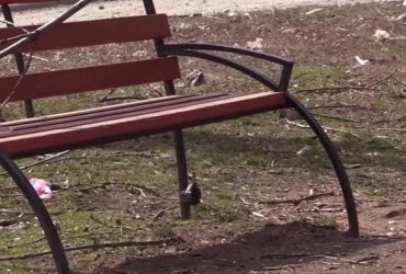 У Маріуполі окупанти прикріпили гранату до лавки на дитячому майданчику (фото)
