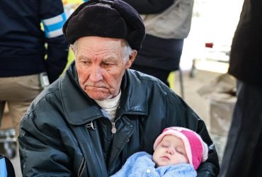 Колисав онуку й прославився: історія українського дідуся з вірусного відео отримала хепі-енд