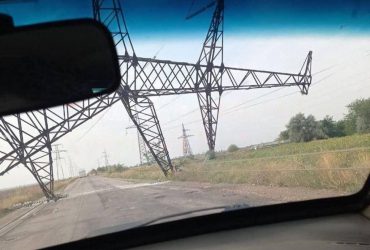 На Херсонщині втомилася високовольтна лінія й лягла поперек дороги
