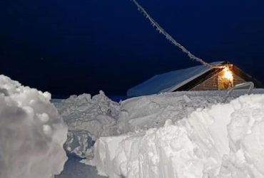 Вернадський завалило снігом: полярники виходять на вулицю прямо з другого поверху (фото, відео)