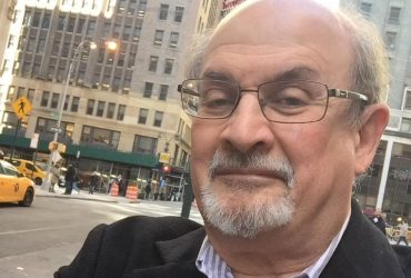 Стали известны подробности нападения на скандального писателя Салман Рушди