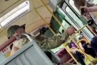В Енакиево пьяный боевик ДНР устроил истерику в автобусе: Тебе меня не жалко? (видео)