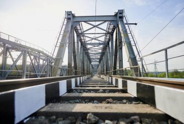 Взрывы в Крыму повредили железную дорогу, сообщения с материковой Украиной больше нет