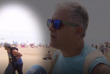 Злодюжка обікрав туриста на пляжі в Барселоні прямо під час інтерв'ю і поплатився (відео)