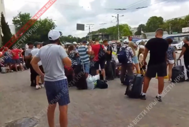 Тікають від вибухів: на вокзалі Сімферополя росіяни утворили великі черги (відео)