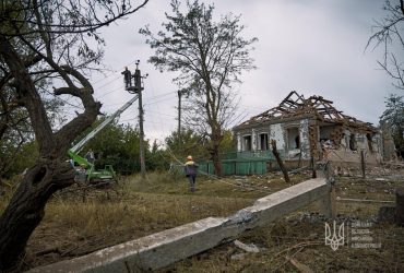 Правоохоронці показали евакуацію цивільних у Бахмуті під час російського обстрілу (відео)