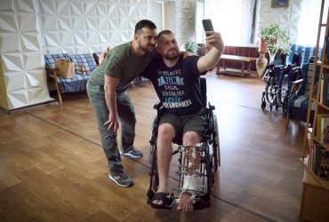 Зеленський відвідав українських військових у лікарні у Львові (фото)